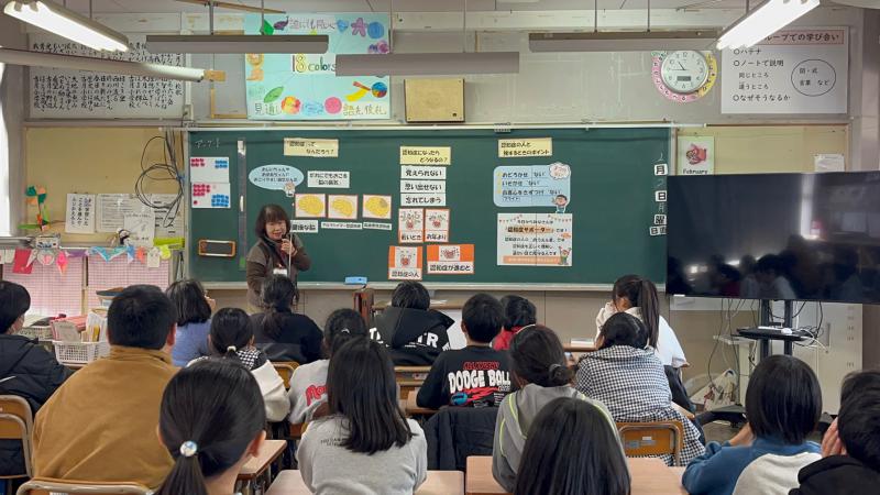 小学校にて講座をした様子
