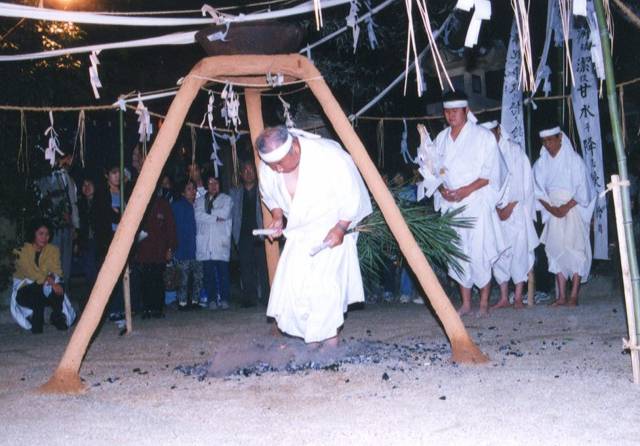 八剣神社湯立神楽