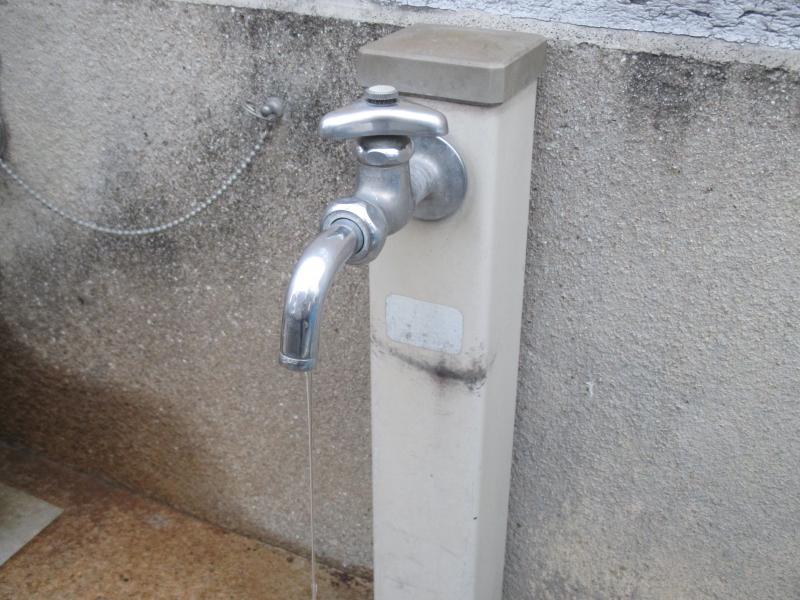 糸が引く程度で水を流したままの蛇口
