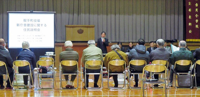 古月小学校体育館での説明会の様子